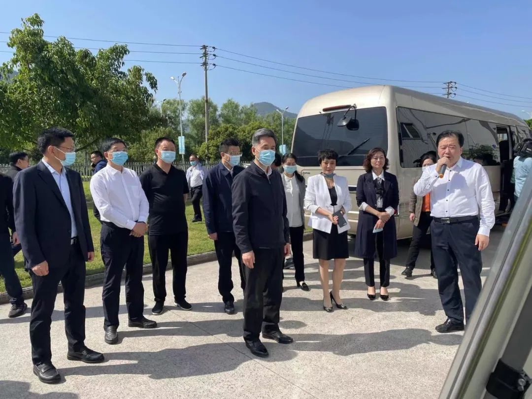 重慶市人大常委會(huì)副主任、黨組成員周旬一行 來(lái)天致藥業(yè)調(diào)研(圖1)